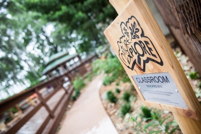 Desde el 2009, Mary Kay ha construido e inaugurado 20 aulas de exploración de la naturaleza en 13 estados. Las aulas de exploración de la naturaleza sirven como una alternativa a escuelas, parques o centros de cuidado de niños para aquellos niños que viven en los albergues de violencia doméstica y cuya seguridad podría estar en riesgo en los espacios públicos.