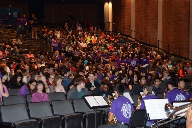 Students gathered in the auditorium at Creekview High School to hear from Senator Jane Nelson, teen dating abuse victims’ advocates and supporters of loveisrespect.