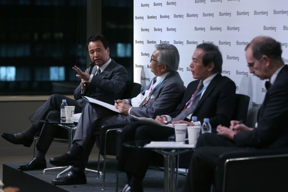 Left to right: Minister Akira Amari at a panel discussion on December 19th at Bloomberg with Mr. Atsushi Saito, Board Member and Group CEO of Japan Exchange Group, Mr. Kazuo Ueda, Head of GPIF Governance Working Group, Professor of Economics, University of Tokyo, and Mr. Robert Alan Feldman, Managing Director and Chief Economist of Morgan Stanley MUFG Securities
