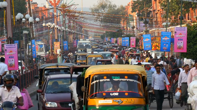 Image of a busy street of traffic in Tunisia